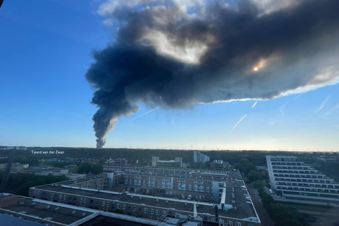 Enorme brand zorgt voor vroege zonsverduistering in Lelystad