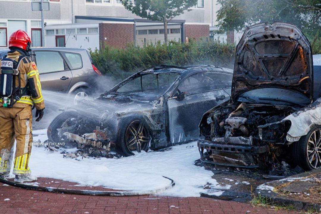 Brand verwoest twee geparkeerde auto's in de  Fjord, derde raakt beschadigd