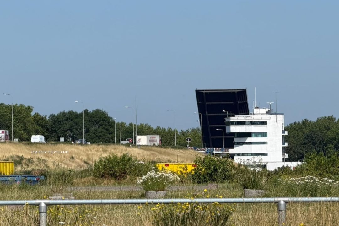 Brug in dijk naar Enkhuizen wil urenlang niet meer dicht, onafzienbare files