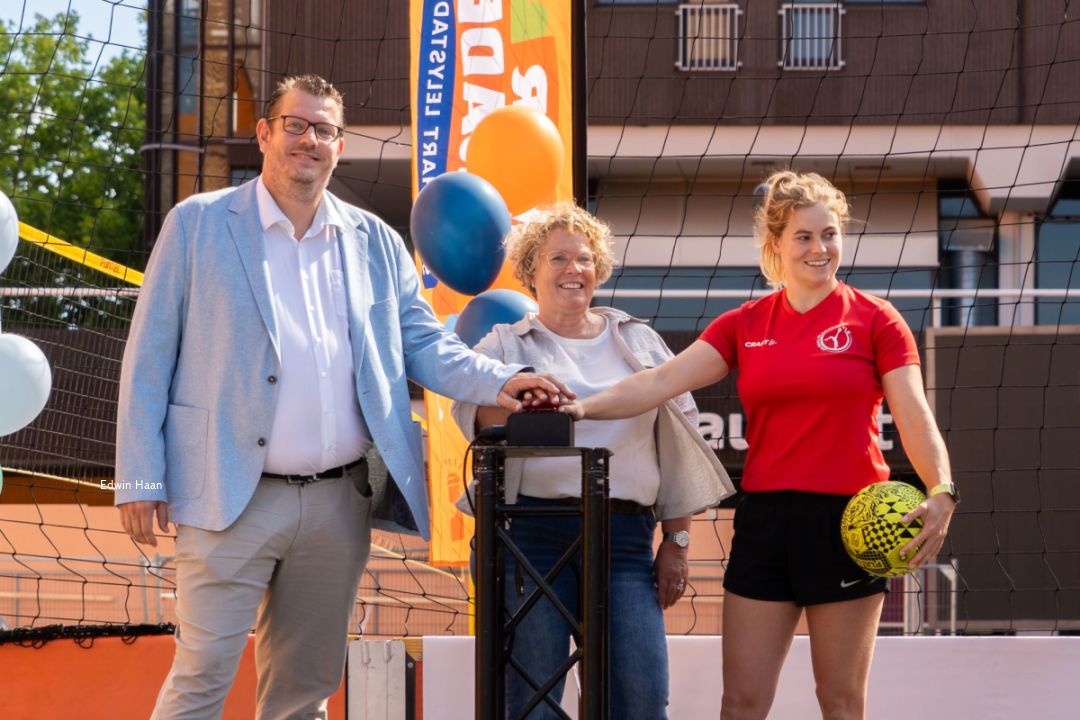 Wereldkampioene freestyle voetbal opent Zomerparade met demonstratie