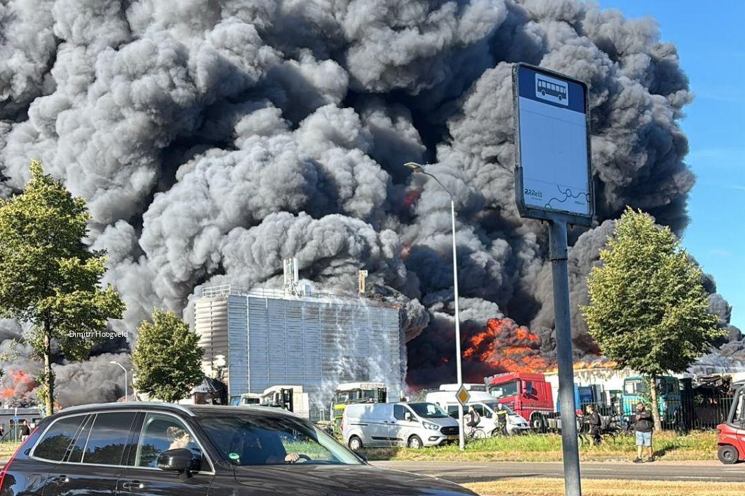 Dikke rooklaag trekt over Lelystad, brand bij palletbedrijf op Oostervaart