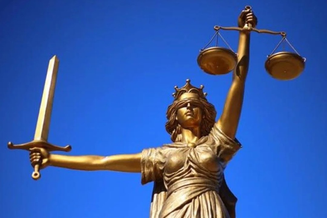 Dronken dakdekker heeft maling aan rechter, maar moet wel brommen