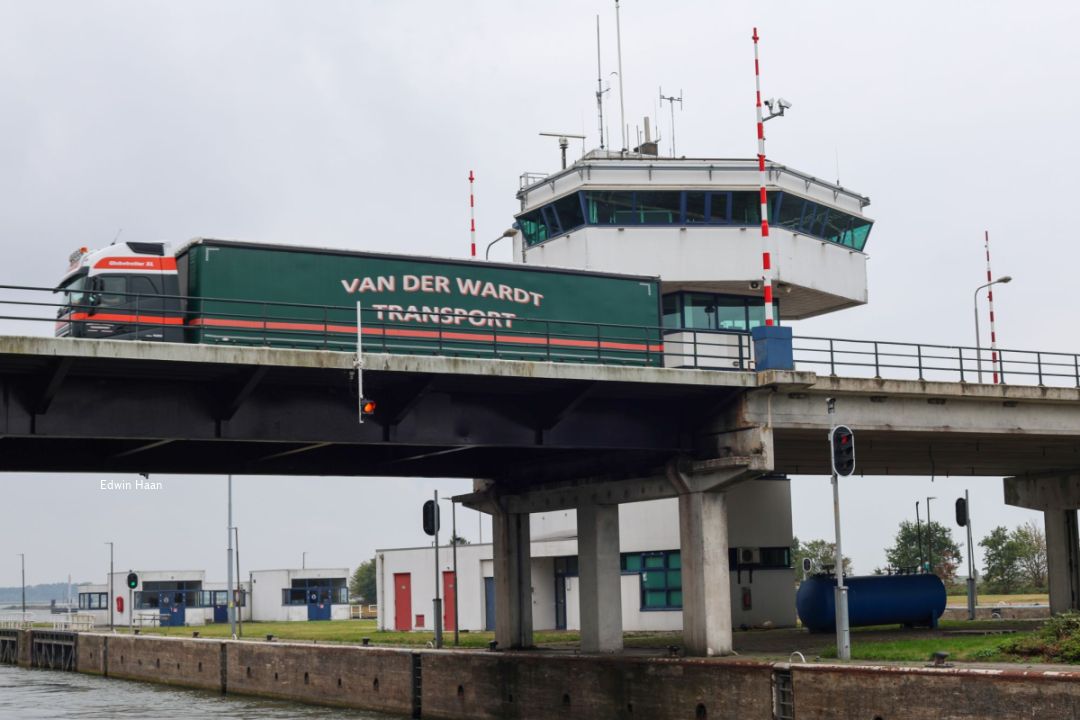 Houtribdijk gaat in het najaar dicht voor zwaar verkeer wegens schade aan de brug