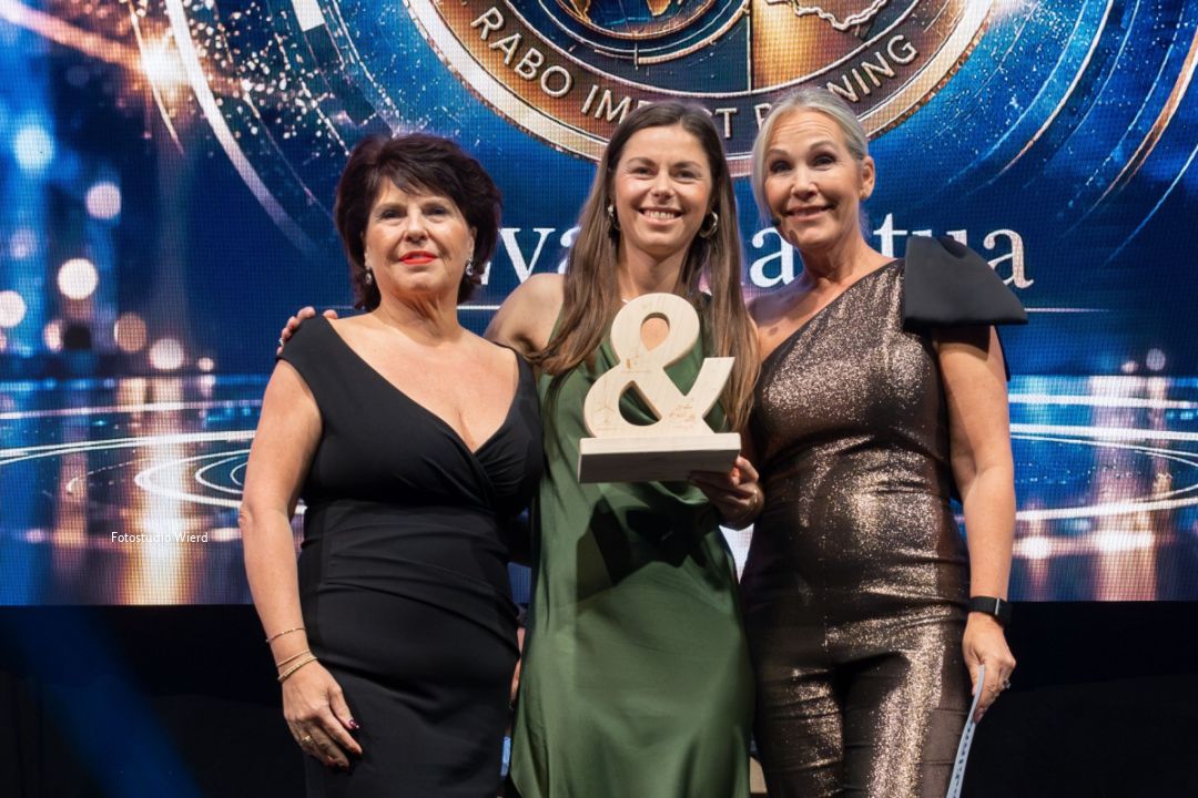 Eva Flantua, geflankeerd door Lianne Wolfert (Rabobank) en presentatrice Tanja Jess