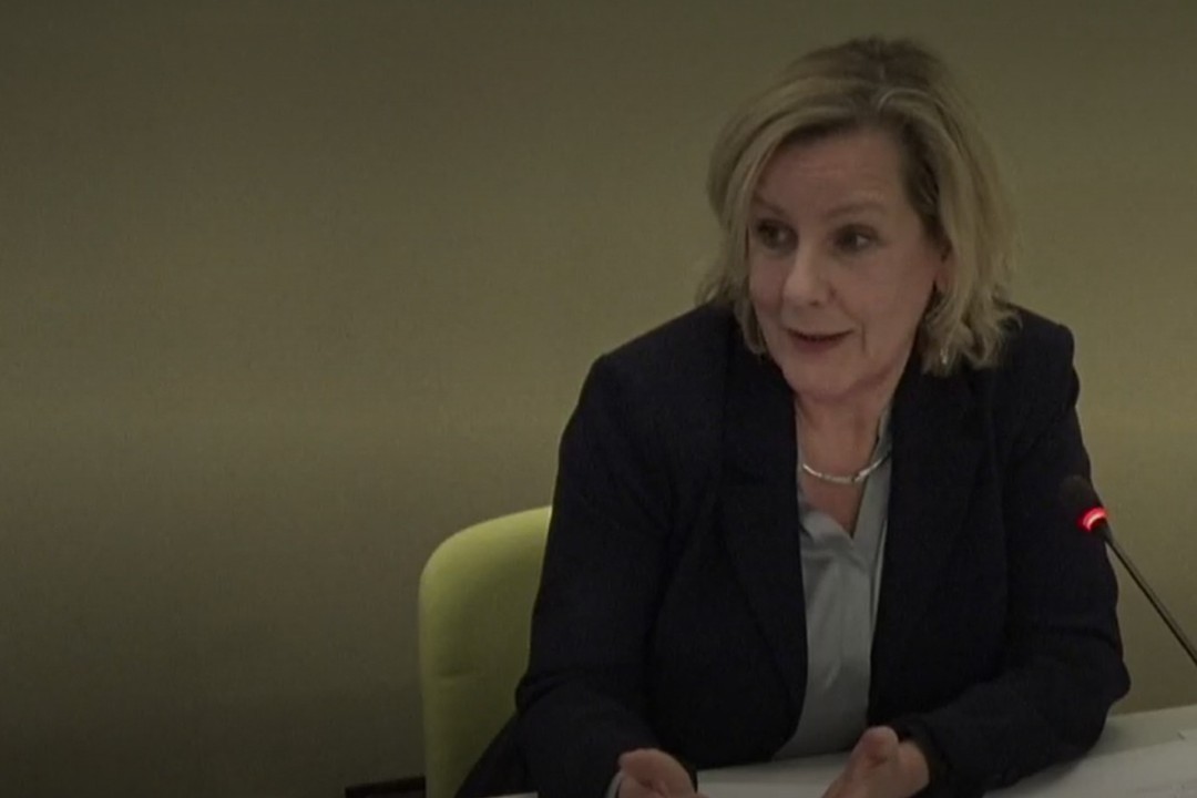 Eveline Otten, directeur van Afvalzorg, dinsdag bij de gemeenteraad.