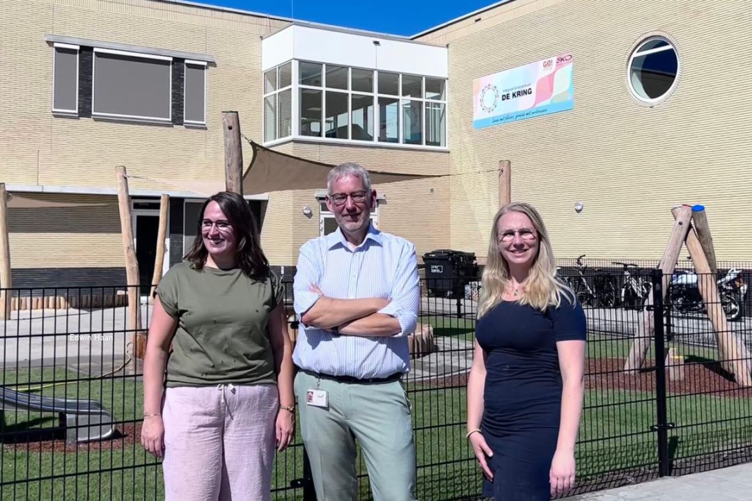 Babette Droomers (directeur De Kring), Emiel van der Herberg (wethouder Onderwijshuisvesting) en Maaike Bakker (locatiemanager Go!) voor het nieuwe kindcentrum De Kring