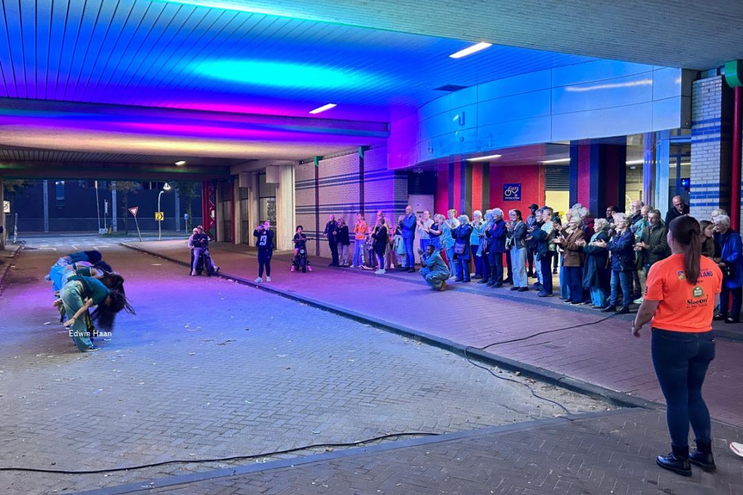 De voorstelling van de Energetic Crew onder het spoor