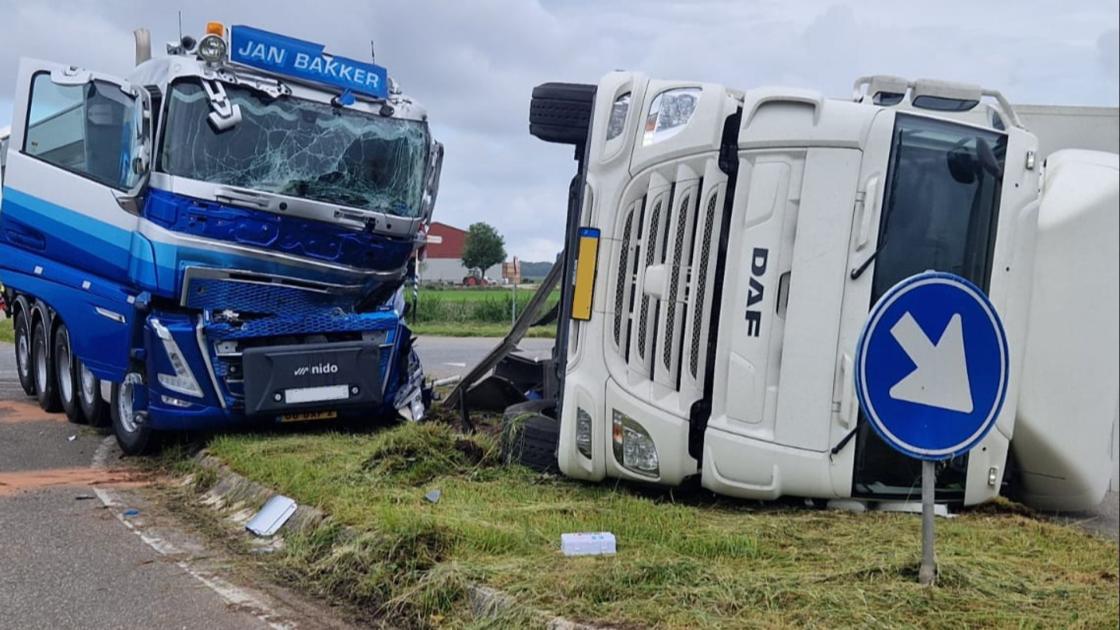 Trucks klappen op elkaar op kruising Zeebiesweg en Larserringweg