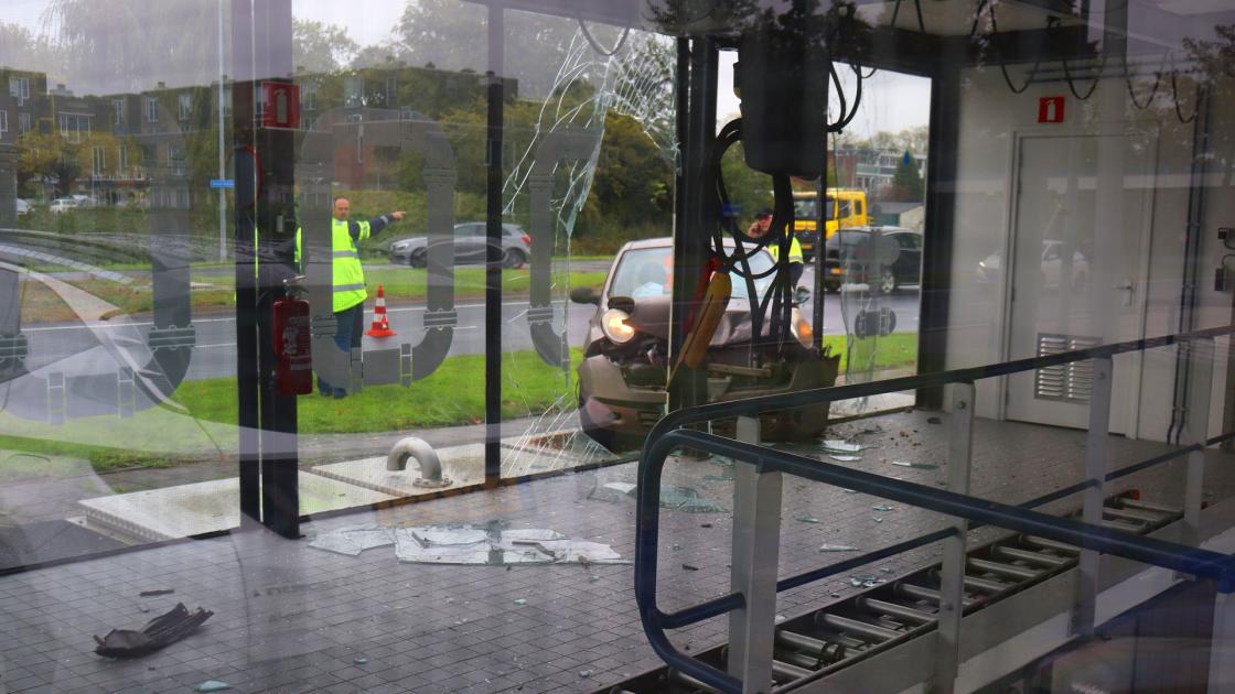 Auto rijdt door struiken glazen pui rioolgemaal bij Lelycentra aan stukken