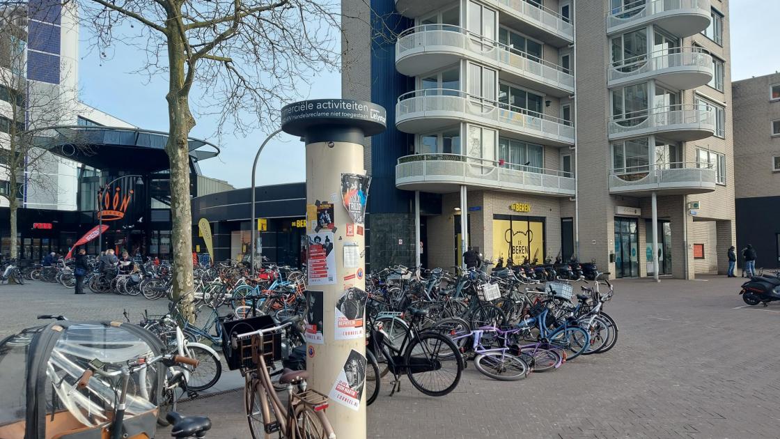 Eerste vrije plakzuil voor boodschappen van algemeen nut ende belang