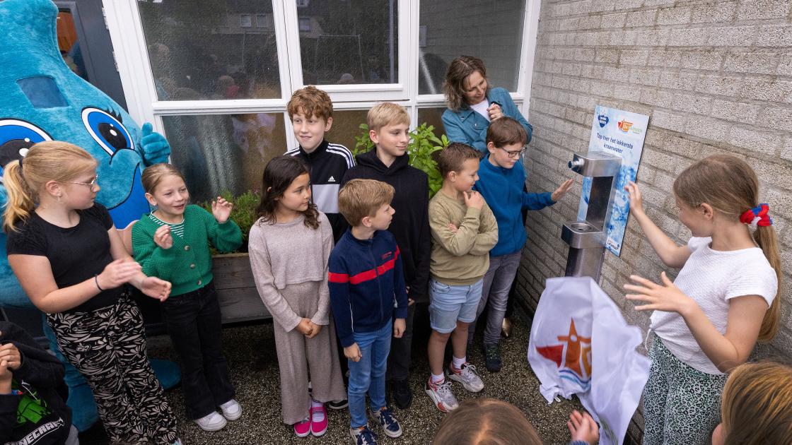1ste watertappunt uit kindermotiemarkt in gebruik genomen op Helmstok