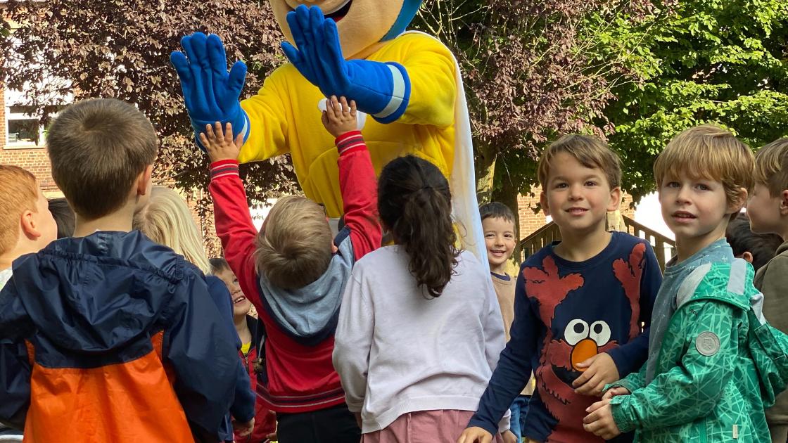 HighFive met cadeautjes stimuleert kinderen te lopen of te fietsen naar school 