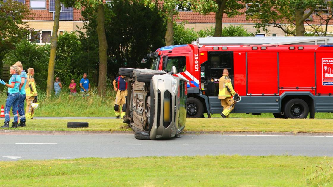 Auto op de kant na aanrijding op Houtribdreef
