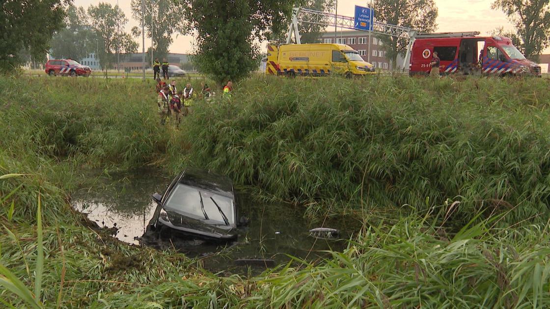 Auto belandt met grote plons in het water van de sloot langs de A6