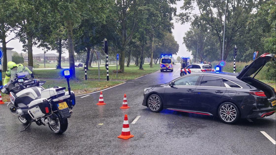 Fietser geschept door auto en gewond naar ziekenhuis gebracht