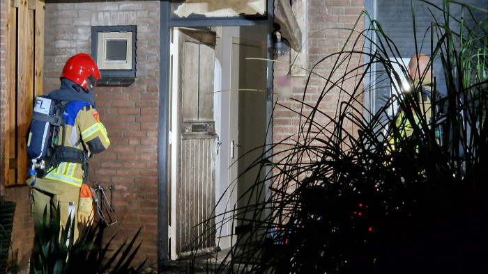 Brand na afgaan vuurwerkexplosief bij gesloten woning