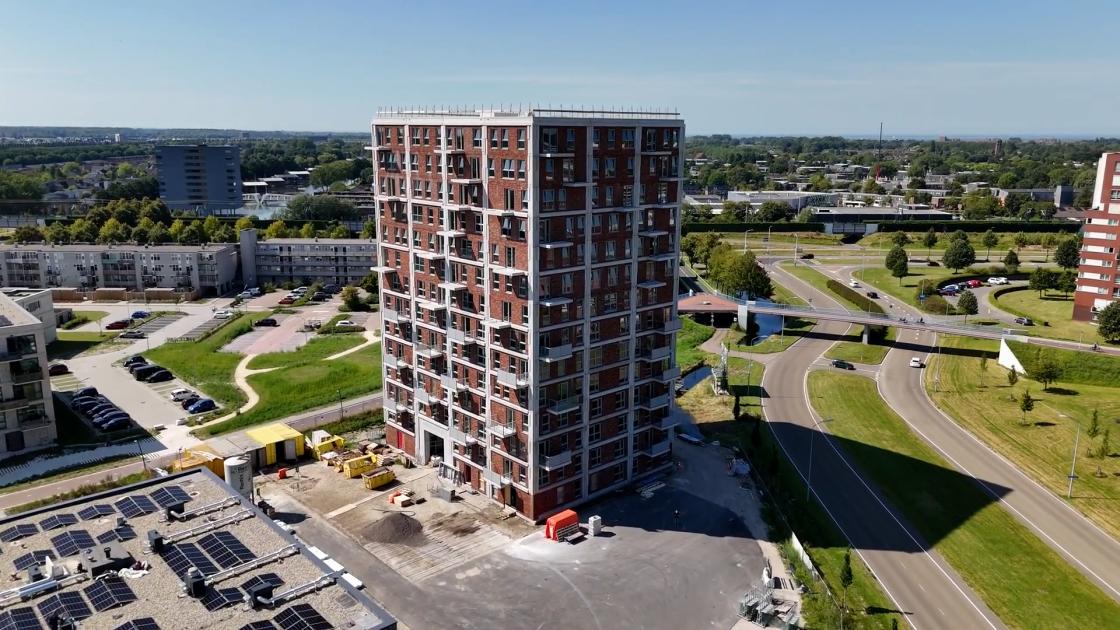 Hoogste punt van nieuwe woontoren in ‘Hooghe Bomen’ bereikt