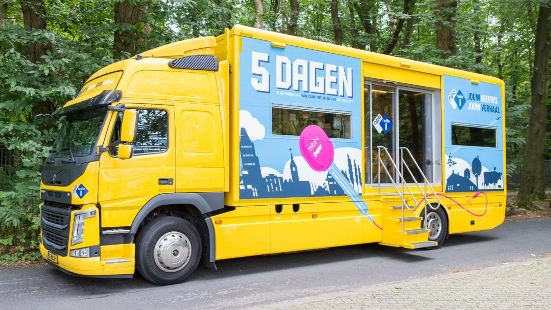 Gele bus van NPO1-radioprogramma ‘5 Dagen’ een week lang op Lelystad Airport