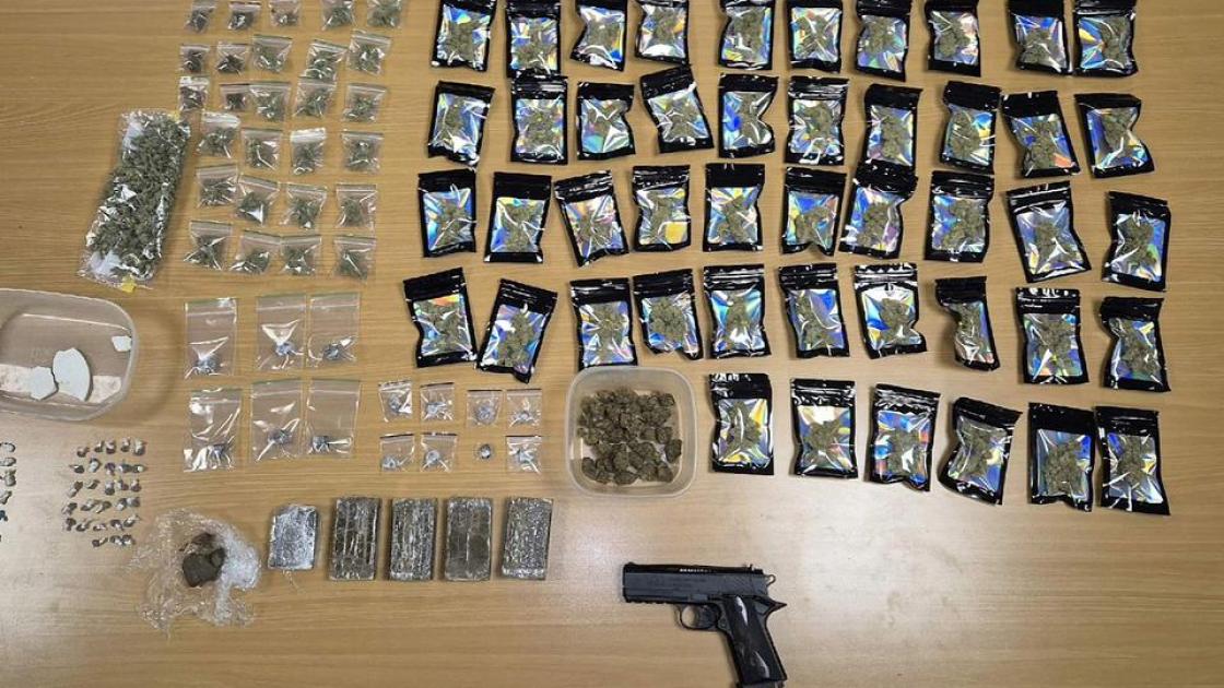 Drugsdeal leidt tot vondst van hard- en softdrugs en wapens in woning Jol