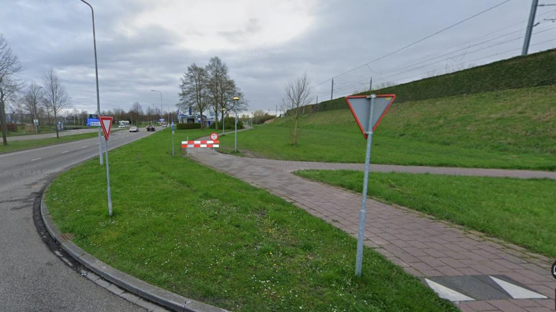 Weghalen stukje fietspad moet fietsers inspireren de fietsbrug te nemen
