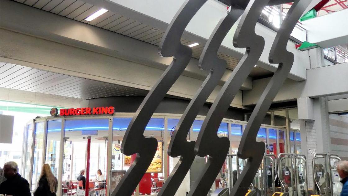 Dreigende sloop van kunstwerk Gelede Pagode in hal station Lelystad voorlopig afgewend