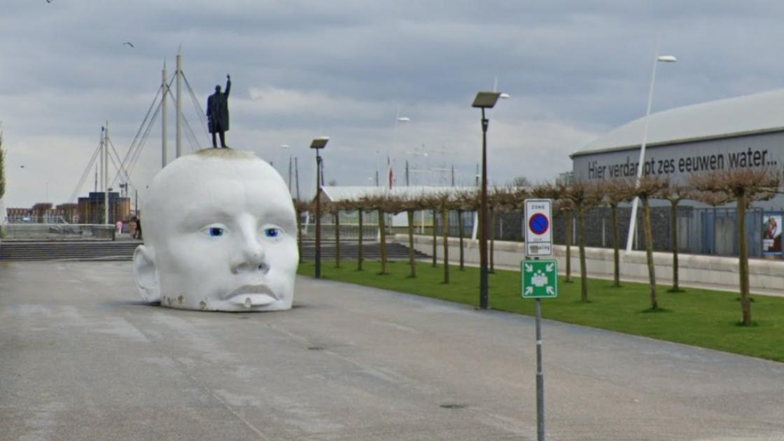 Pleidooi om beeld van Lely op plek van het witte hoofd op de Lelybaan te zetten