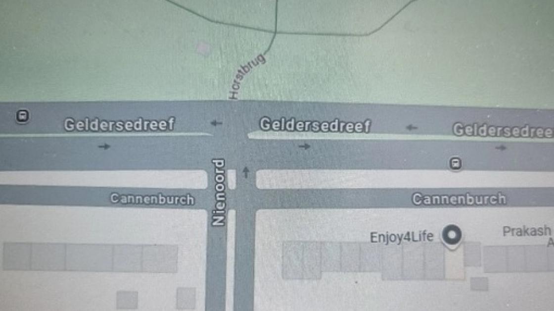 Auto rijdt door na aanrijding op kruising Nienoord met Gelderse Dreef