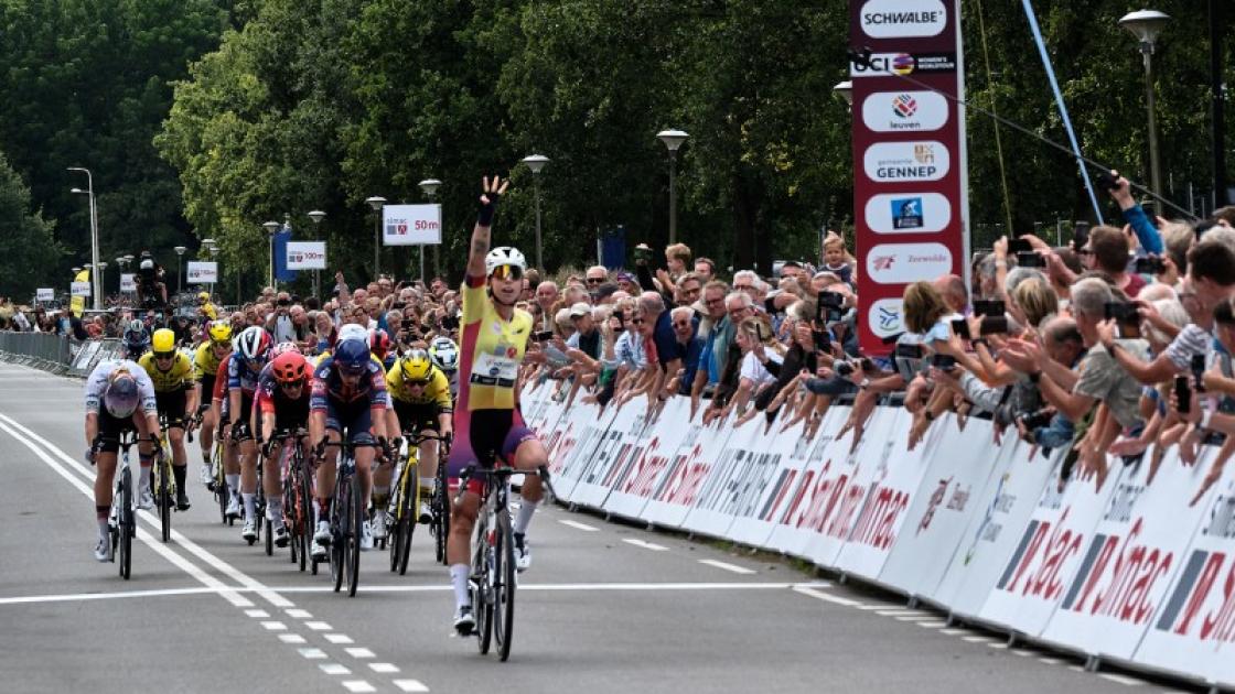 Lorena Wiebes wint van de wind en van de rest in de Simac Ladies Tour in Zeewolde