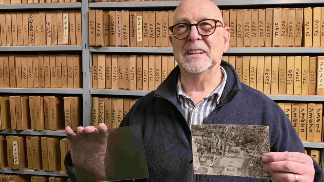 Historische luchtfoto nummer 5000 van Aviodrome: 5 april 1954, de Martinitoren