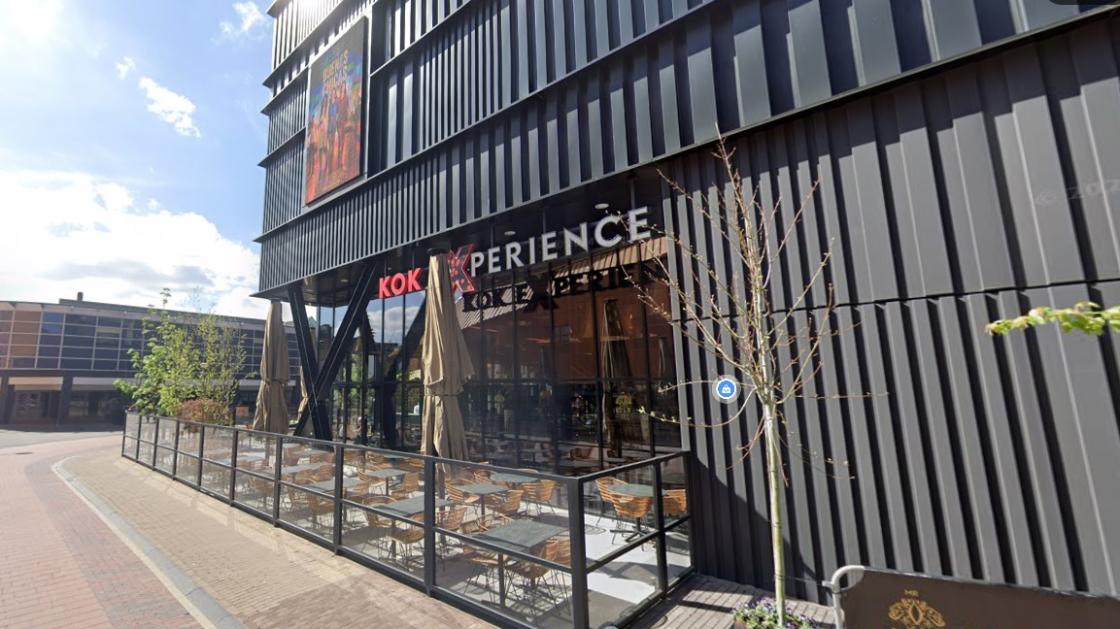 Nieuwjaarsreceptie nieuwe stijl, in winterjas met warme chocolademelk