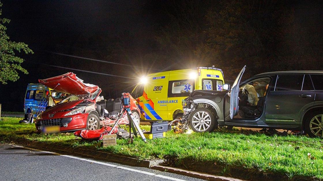 Brandweer moet auto openknippen na ongeluk op kruising  Badweg-Houtribdreef