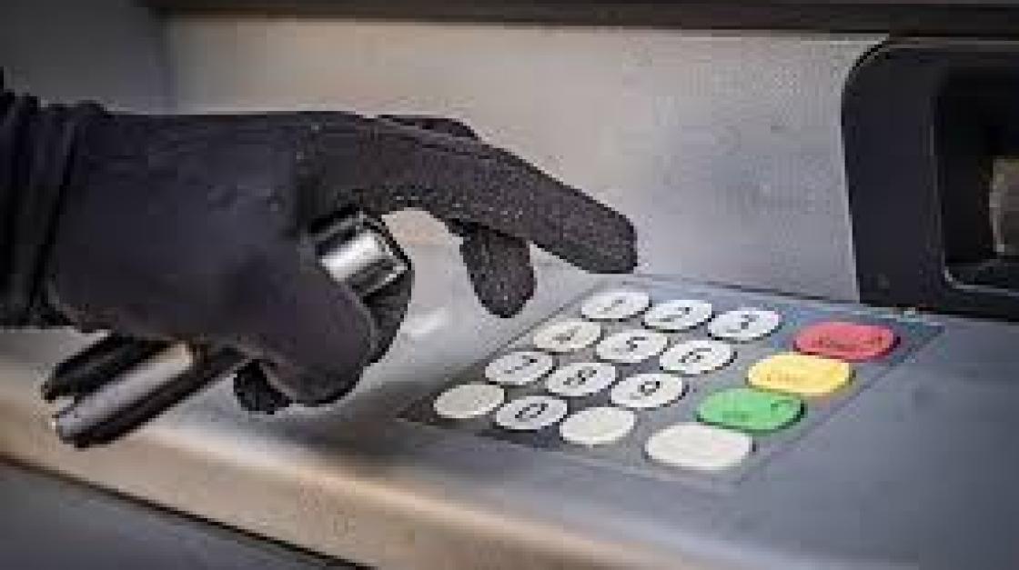 Man (19) en meisje (16) uit Lelystad vast voor pinfraude in Dordrecht en omgeving