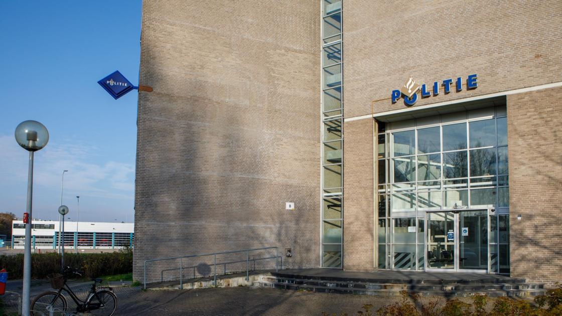 Veelpleger belaagt agente bij bureau: 'Sexy thing, hot. This woman give me a ride'