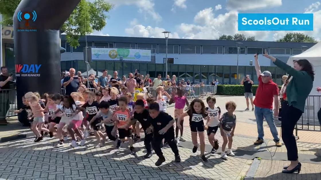 Kinderen rennen hun welverdiende vrijheid tegemoet tijdens ScoolOut Run