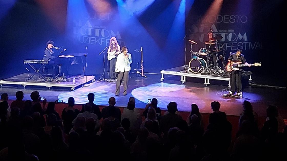 Seabottom bruisend en springlevend, met Edsilia Rombley die thuiskomt (met video)