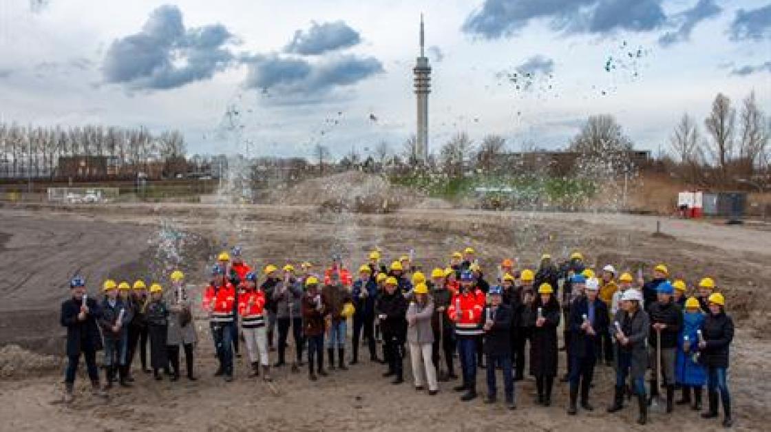 Bouwhelmen en confetti als voorboden van herenhuizen en appartementen