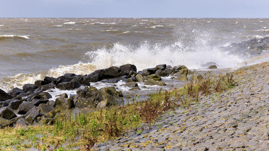 Het stormseizoen begint, de zandzakken liggen weer  klaar - letterlijk
