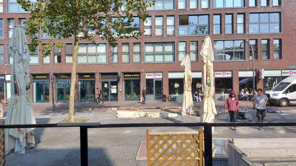 Terras van gesloten De Dukaat vier dagen na LelyStart alsnog opgeruimd