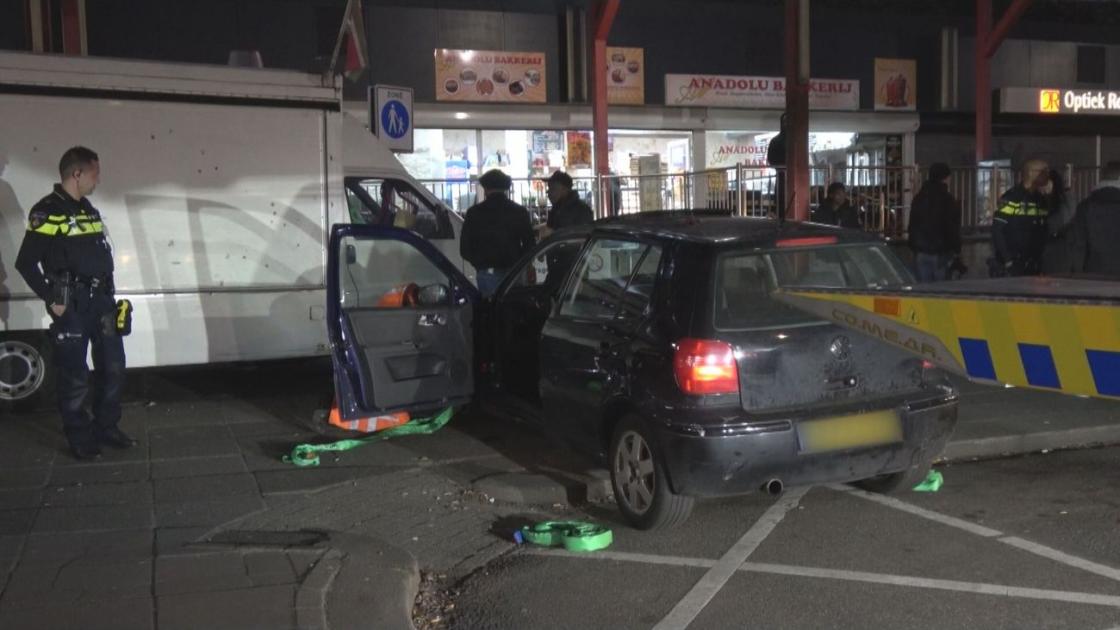 Onverzekerde automobilist op de vlucht ramt foodtruck bij Lelycentre