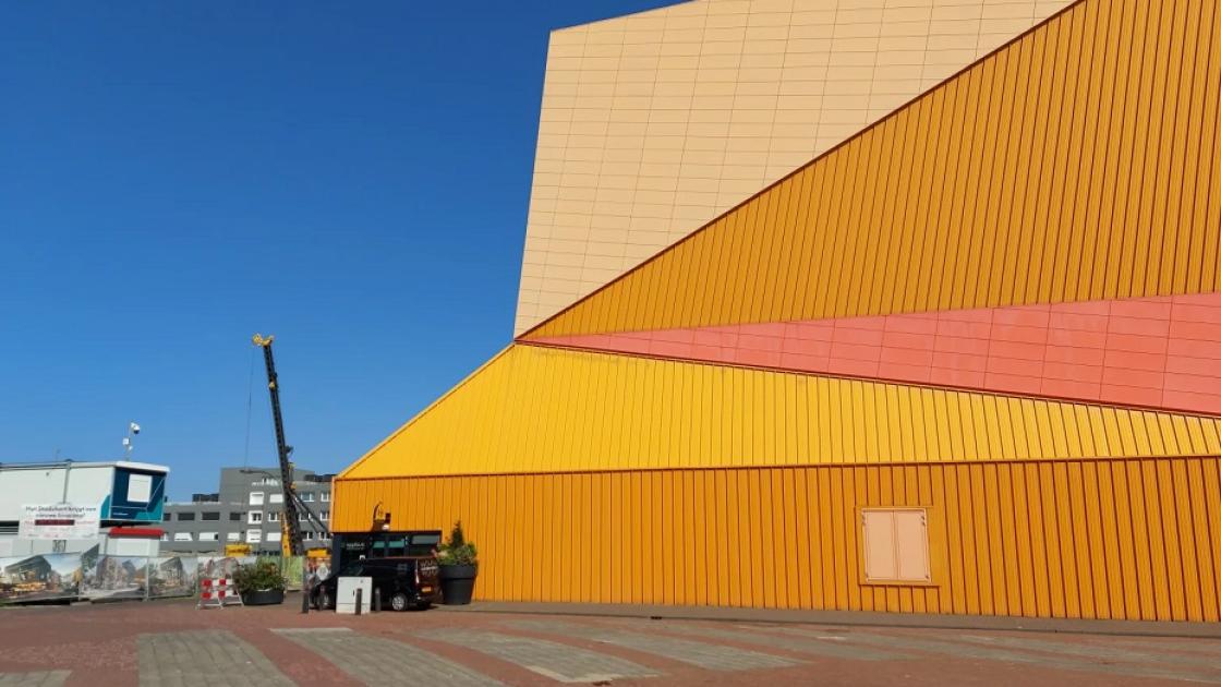 Nieuwe plek gevonden voor Corneel: aan de achterkant van het theater