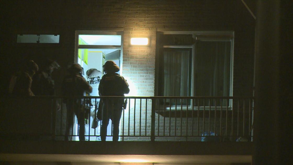 Arrestatieteam grijpt man in Kamp na inzet hond, vergeefs taseren  en waarschuwingsschot