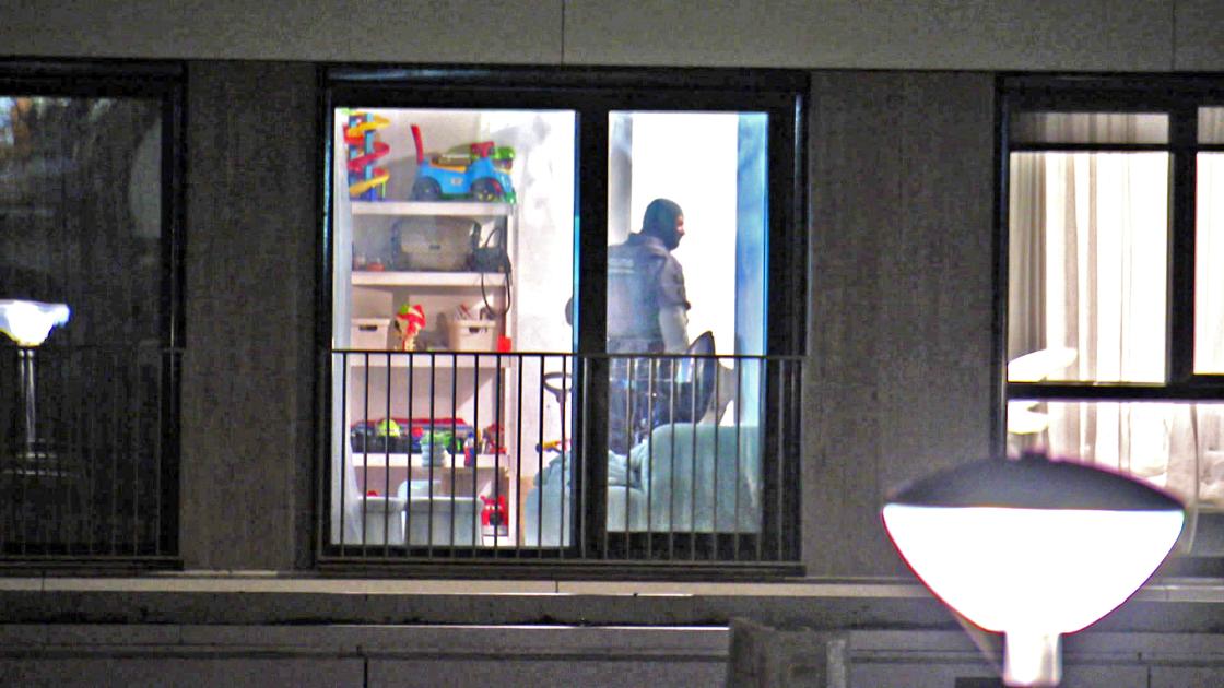 Zwaarbewapende agenten in woning flatgebouw Lily wegens relationele ruzie