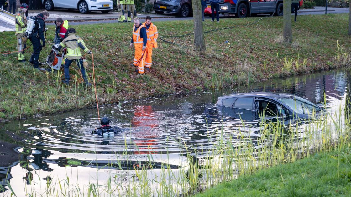Auto rolt het water in en dat leidt tot alarm: waar zijn de inzittenden? 