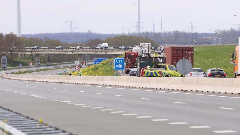 A6 richting Ketelbrug dicht na breuk hoogspanningsmast