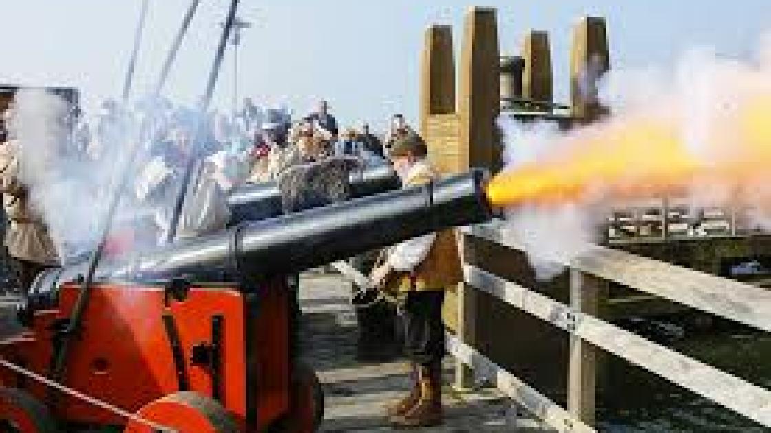 De kanonnen van de Batavia bulderen nog één keer, een laatste slag vanaf het water