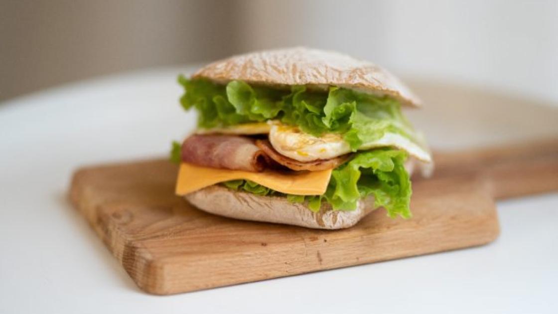 De ombuigingen, deel 10: ambtenaar lijkt zijn lunchplek te mogen houden