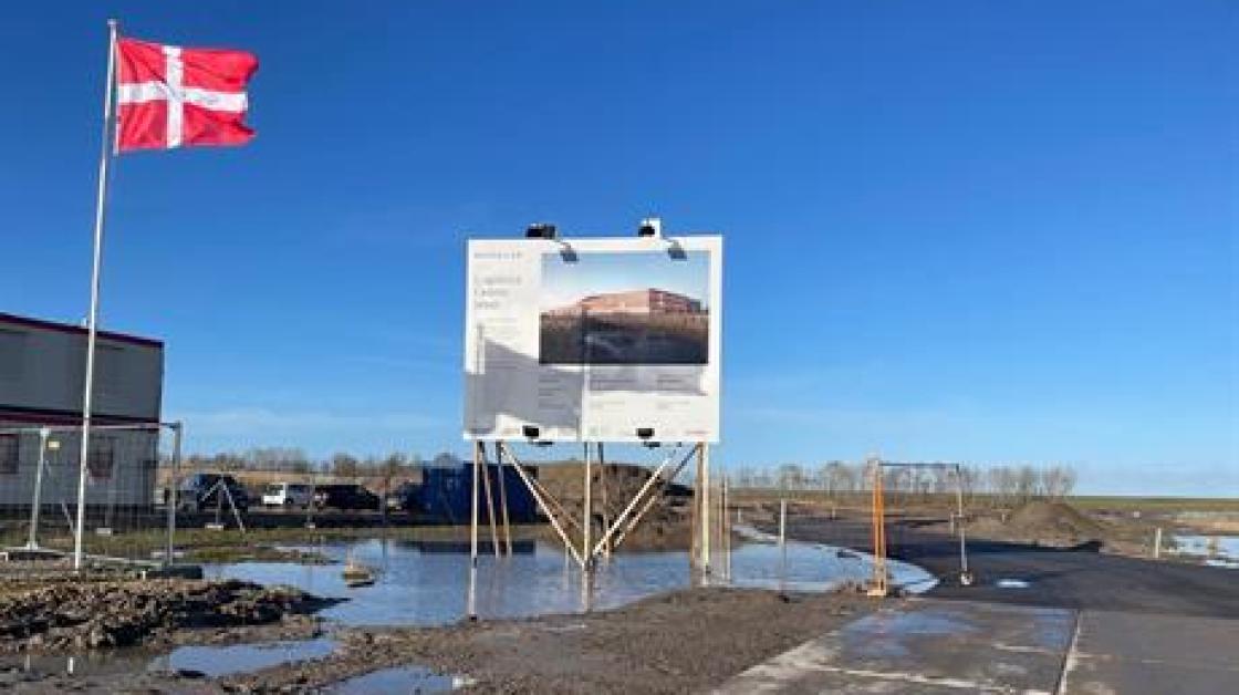 Weer een gigantisch distributiecentrum,  Bestseller (mode), maar wel met groen