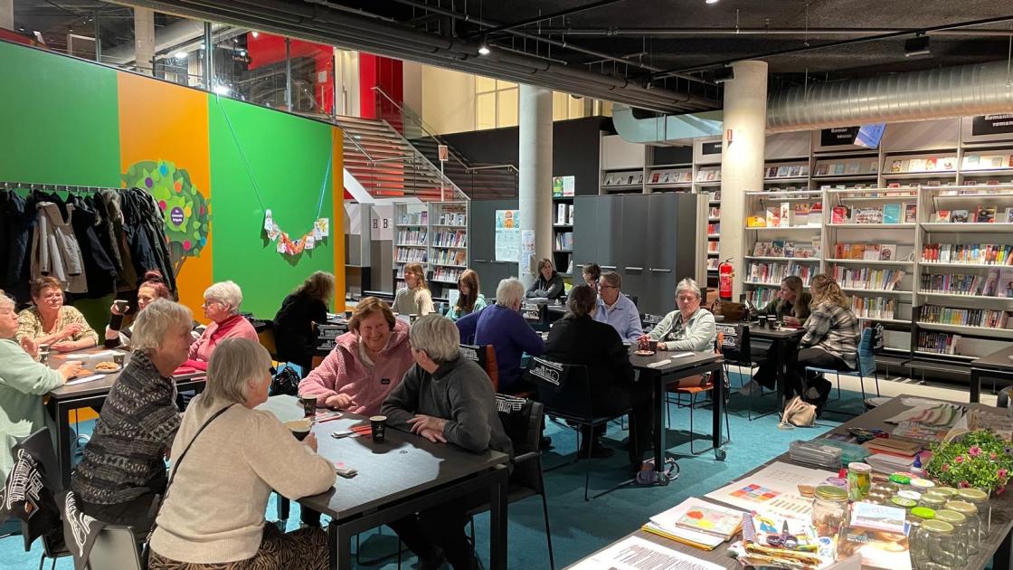 Rust en verbinding vinden met de schermen op zwart in de bibliotheek