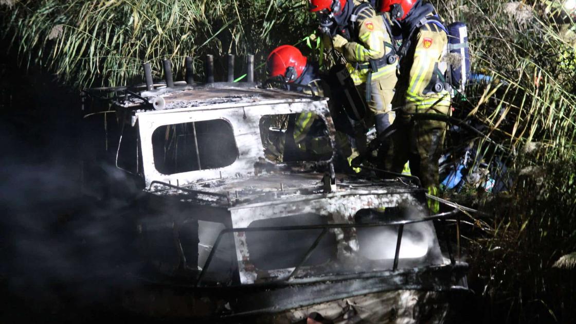 Afgemeerd leeg motorbootje in Gelderse Diep bij Dronterweg uitgebrand