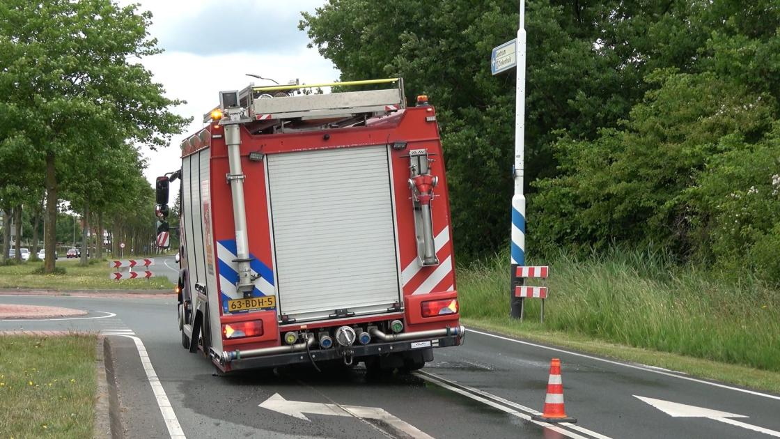 Brandweerauto verliest tijdens oefenrit met zwaailicht en sirene set achterwielen  